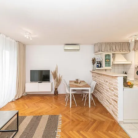 Apartamento 1 Bedroom Beautiful In *
